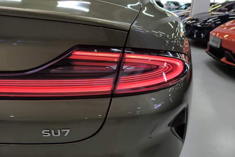 Used Xiaomi Auto SU7 2024 Rear-Drive Long-Range Intelligent Driving Version Right Rear Taillight