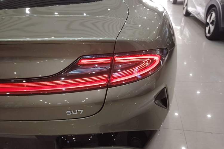 Used Xiaomi Auto SU7 2024 Rear-Drive Long-Range Intelligent Driving Version Right Rear Taillight