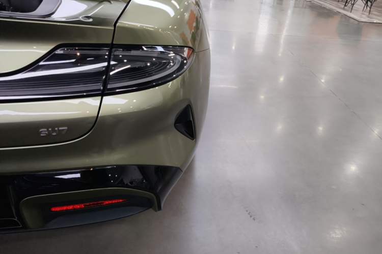 Used Xiaomi Auto SU7 2024 Rear-Drive Ultra-Long Range Advanced Pro-Level Intelligent Driving Version Right Rear Taillight