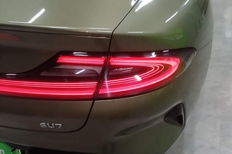 Used Xiaomi Auto SU7 2024 Rear-Drive Long-Range Intelligent Driving Version Right Rear Taillight