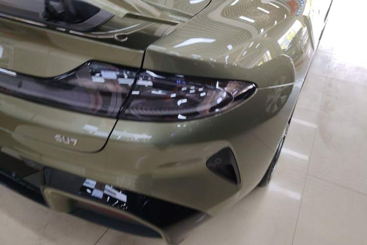 Used Xiaomi Auto SU7 2024 Rear-Drive Ultra-Long Range Advanced Pro-Level Intelligent Driving Version Right Rear Taillight