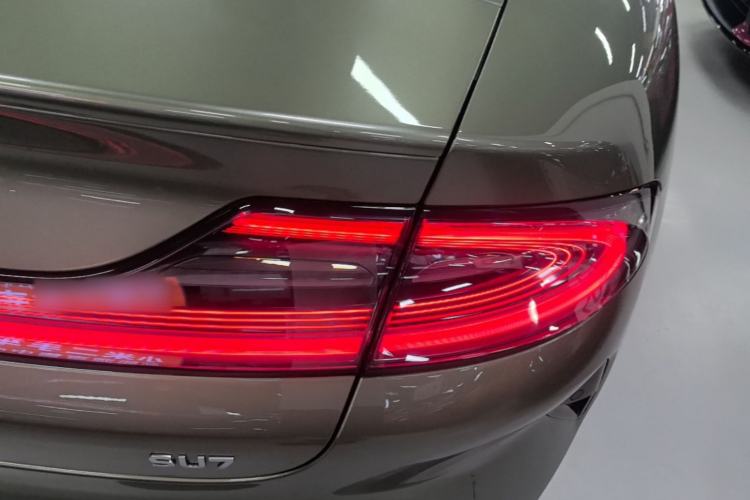 Used Xiaomi Auto SU7 2024 Rear-Drive Ultra-Long Range Advanced Pro-Level Intelligent Driving Version Right Rear Taillight