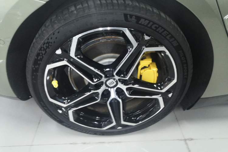 Used Xiaomi Auto SU7 2024 Rear-Drive Long-Range Intelligent Driving Version Right Rear Wheel Hub