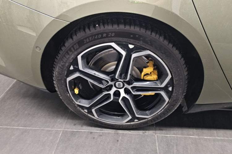 Used Xiaomi Auto SU7 2024 Four-Wheel Drive Ultra-Long Range Advanced Intelligent Driving Max Edition Right Rear Wheel Hub