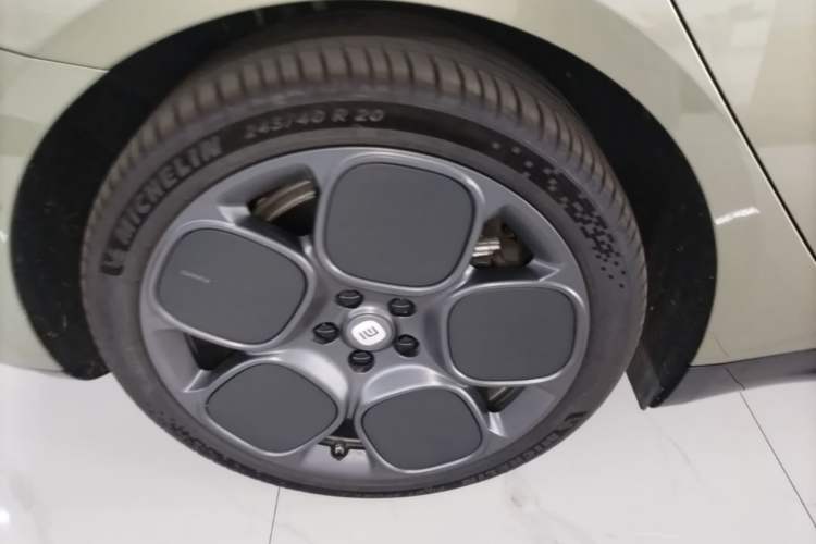 Used Xiaomi Auto SU7 2024 Rear-Drive Ultra-Long Range Advanced Pro-Level Intelligent Driving Version Right Rear Wheel Hub