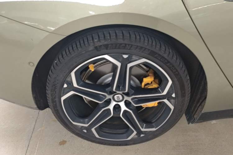 Used Xiaomi Auto SU7 2024 Rear-Drive Long-Range Intelligent Driving Version Right Rear Wheel Hub