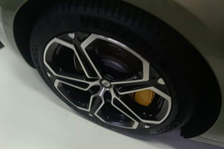 Used Xiaomi Auto SU7 2024 Four-Wheel Drive Ultra-Long Range Advanced Intelligent Driving Max Edition Right Rear Wheel Hub