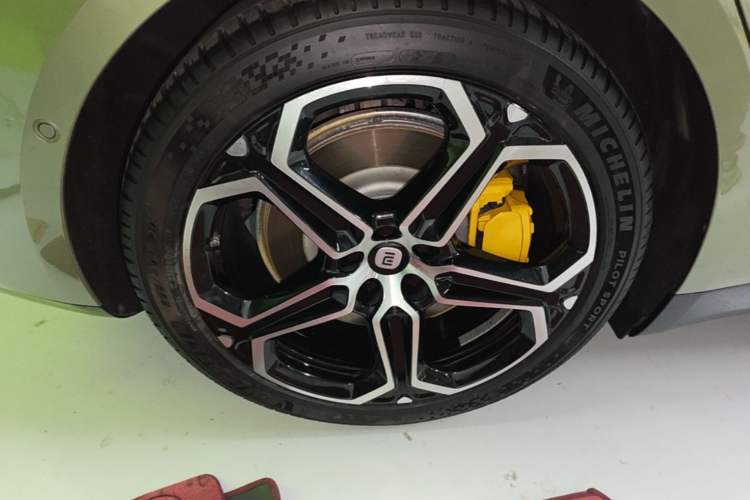 Used Xiaomi Auto SU7 2024 Four-Wheel Drive Ultra-Long Range Advanced Intelligent Driving Max Edition Right Rear Wheel Hub