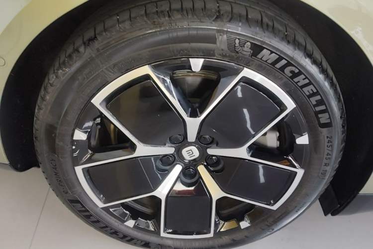 Used Xiaomi Auto SU7 2024 Rear-Drive Long-Range Intelligent Driving Version Right Rear Wheel Hub