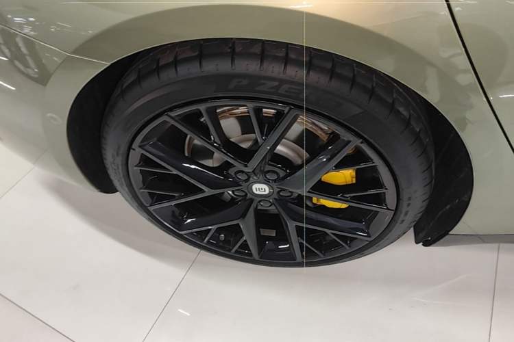 Used Xiaomi Auto SU7 2024 Four-Wheel Drive Ultra-Long Range Advanced Intelligent Driving Max Edition Right Rear Wheel Hub