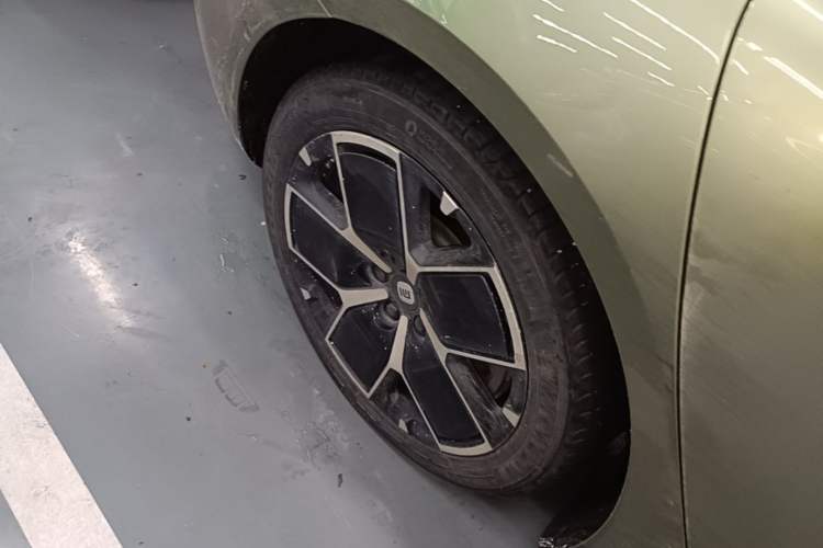 Used Xiaomi Auto SU7 2024 Rear-Drive Ultra-Long Range Advanced Pro-Level Intelligent Driving Version Right Rear Wheel Hub