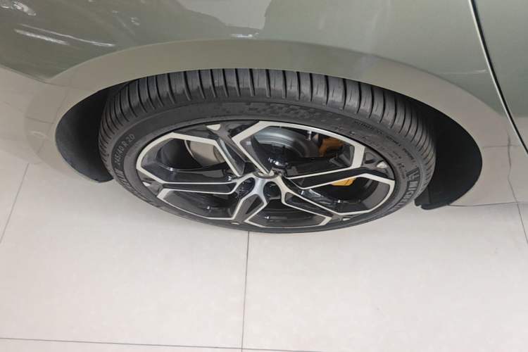 Used Xiaomi Auto SU7 2024 Rear-Drive Ultra-Long Range Advanced Pro-Level Intelligent Driving Version Right Rear Wheel Hub