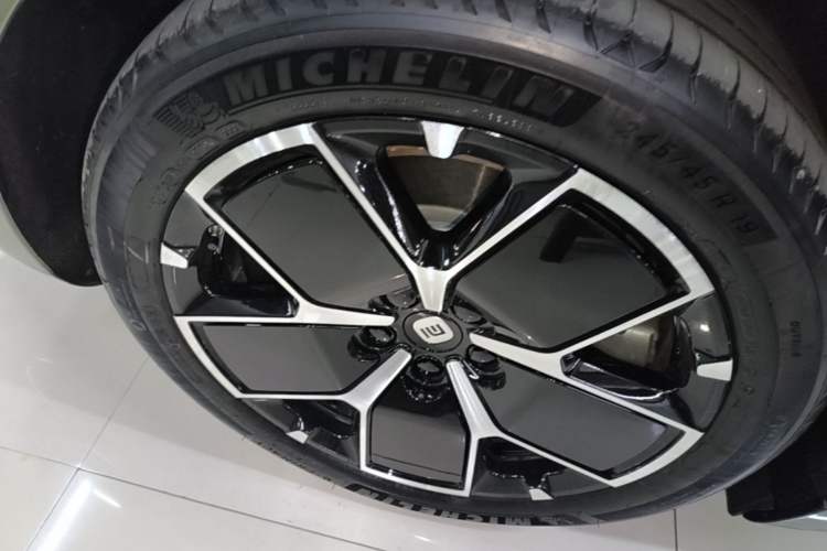 Used Xiaomi Auto SU7 2024 Rear-Drive Ultra-Long Range Advanced Pro-Level Intelligent Driving Version Right Rear Wheel Hub