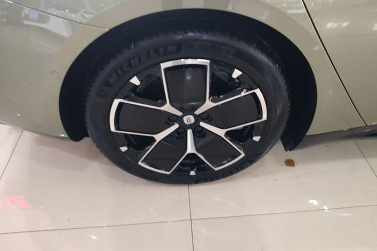 Used Xiaomi Auto SU7 2024 Rear-Drive Ultra-Long Range Advanced Pro-Level Intelligent Driving Version Right Rear Wheel Hub