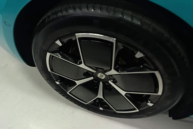 Used Xiaomi Auto SU7 2024 Rear-Drive Long-Range Intelligent Driving Version Right Rear Wheel Hub