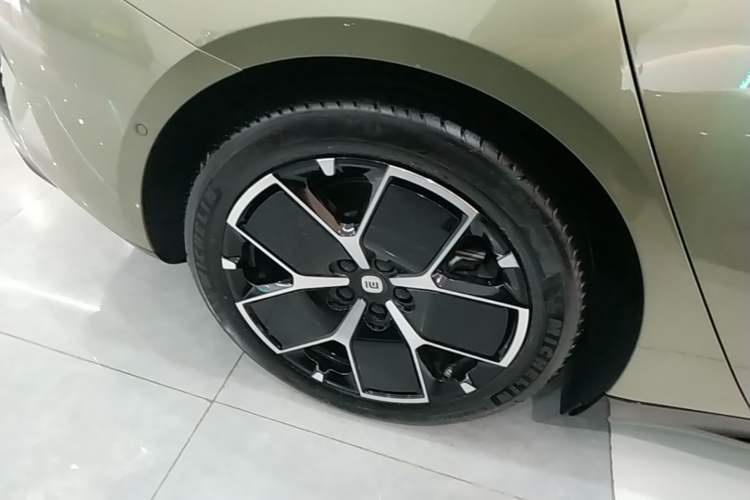 Used Xiaomi Auto SU7 2024 Rear-Drive Long-Range Intelligent Driving Version Right Rear Wheel Hub