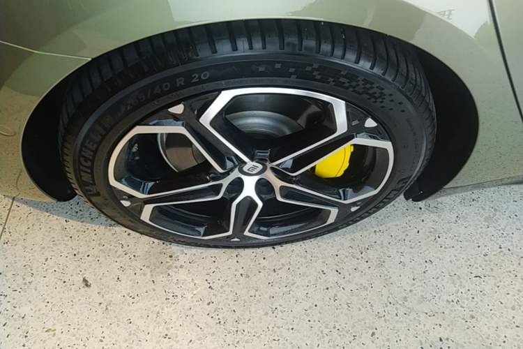 Used Xiaomi Auto SU7 2024 Four-Wheel Drive Ultra-Long Range Advanced Intelligent Driving Max Edition Right Rear Wheel Hub