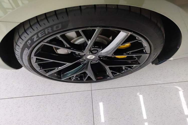 Used Xiaomi Auto SU7 2024 Four-Wheel Drive Ultra-Long Range Advanced Intelligent Driving Max Edition Right Rear Wheel Hub