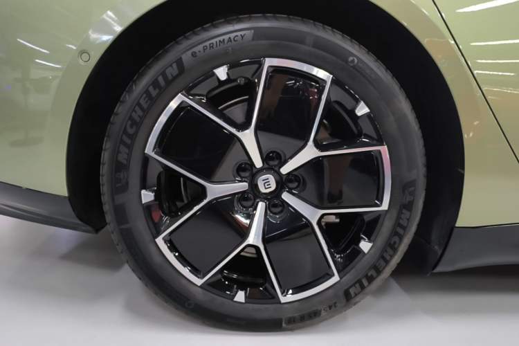 Used Xiaomi Auto SU7 2024 Rear-Drive Long-Range Intelligent Driving Version Right Rear Wheel Hub