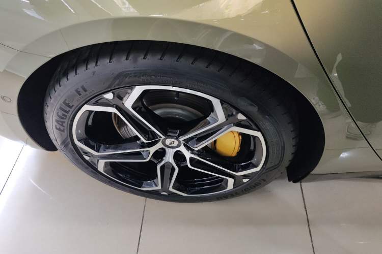 Used Xiaomi Auto SU7 2024 Four-Wheel Drive Ultra-Long Range Advanced Intelligent Driving Max Edition Right Rear Wheel Hub