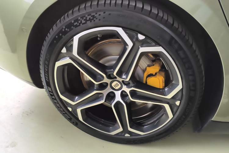 Used Xiaomi Auto SU7 2024 Four-Wheel Drive Ultra-Long Range Advanced Intelligent Driving Max Edition Right Rear Wheel Hub