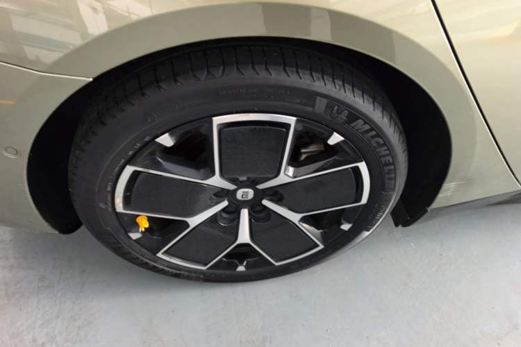 Used Xiaomi Auto SU7 2024 Rear-Drive Standard Founder Edition Right Rear Wheel Hub