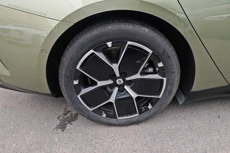 Used Xiaomi Auto SU7 2024 Rear-Drive Long-Range Intelligent Driving Version Right Rear Wheel Hub