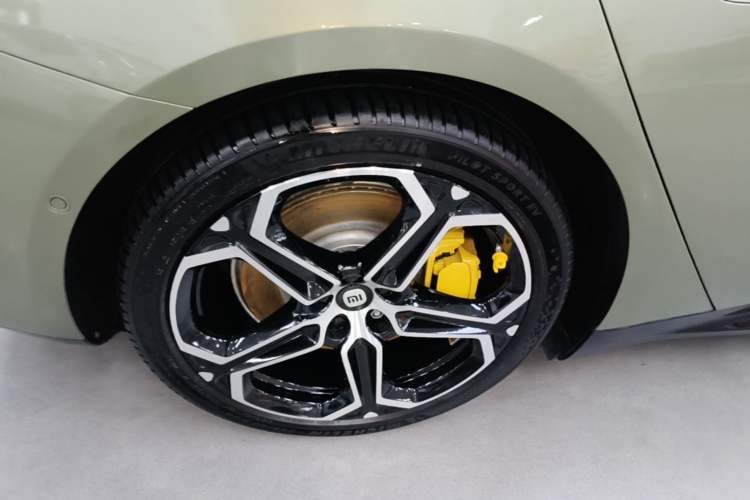 Used Xiaomi Auto SU7 2024 Rear-Drive Ultra-Long Range Advanced Pro-Level Intelligent Driving Version Right Rear Wheel Hub
