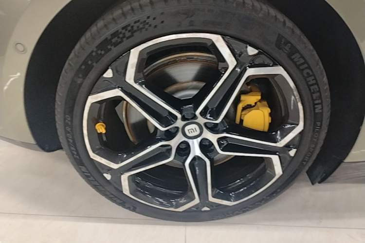 Used Xiaomi Auto SU7 2024 Rear-Drive Ultra-Long Range Advanced Pro-Level Intelligent Driving Version Right Rear Wheel Hub