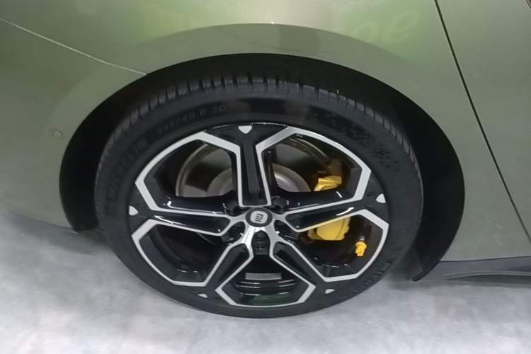 Used Xiaomi Auto SU7 2024 Rear-Drive Long-Range Intelligent Driving Version Right Rear Wheel Hub