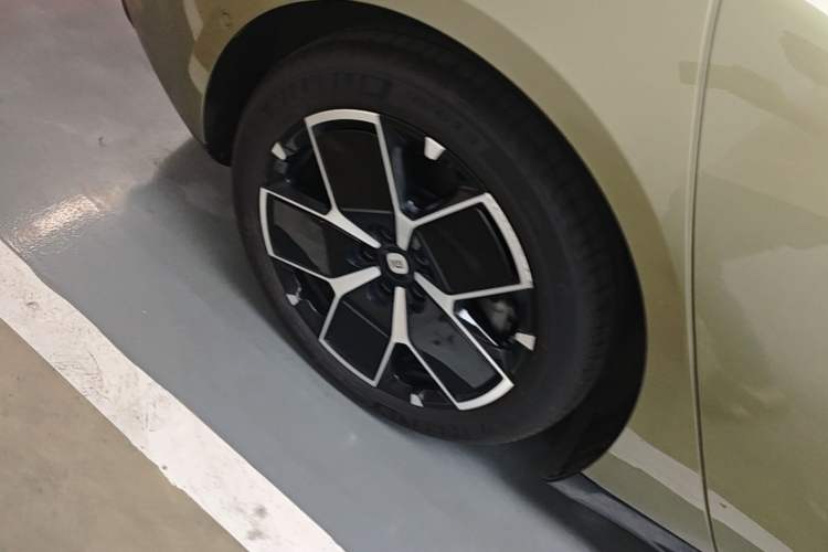 Used Xiaomi Auto SU7 2024 Rear-Drive Long-Range Intelligent Driving Version Right Rear Wheel Hub