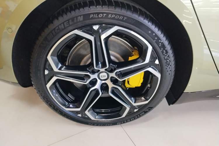 Used Xiaomi Auto SU7 2024 Rear-Drive Ultra-Long Range Advanced Pro-Level Intelligent Driving Version Right Rear Wheel Hub