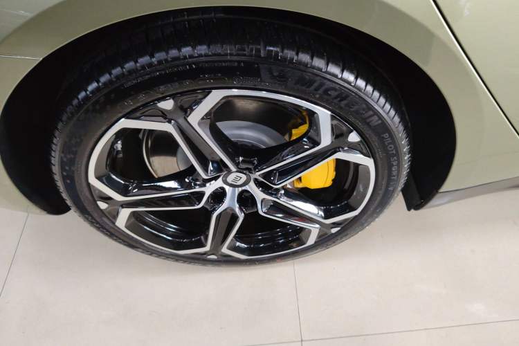 Used Xiaomi Auto SU7 2024 Rear-Drive Ultra-Long Range Advanced Pro-Level Intelligent Driving Version Right Rear Wheel Hub
