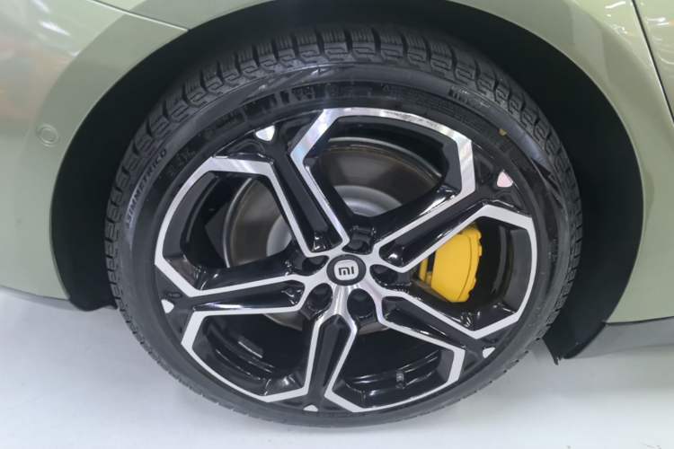 Used Xiaomi Auto SU7 2024 Rear-Drive Ultra-Long Range Advanced Pro-Level Intelligent Driving Version Right Rear Wheel Hub