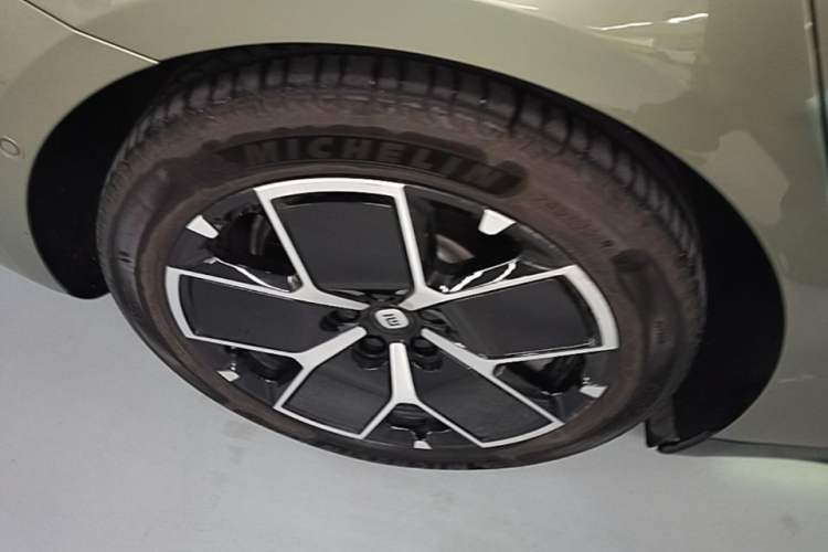 Used Xiaomi Auto SU7 2024 Rear-Drive Ultra-Long Range Advanced Pro-Level Intelligent Driving Version Right Rear Wheel Hub