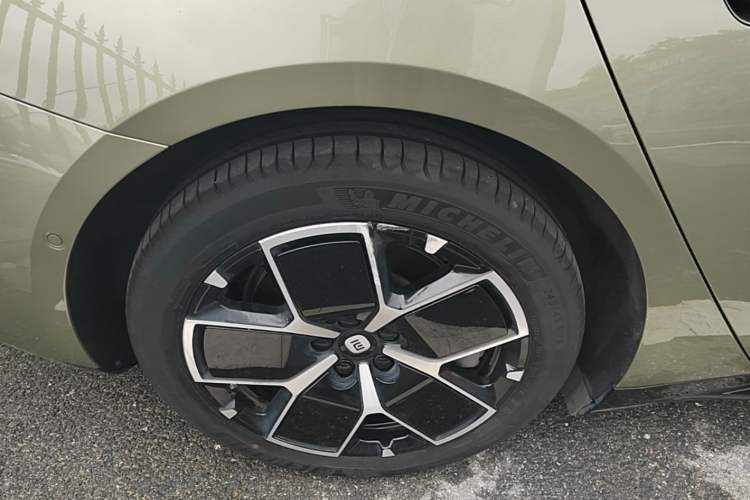 Used Xiaomi Auto SU7 2024 Rear-Drive Long-Range Intelligent Driving Version Right Rear Wheel Hub