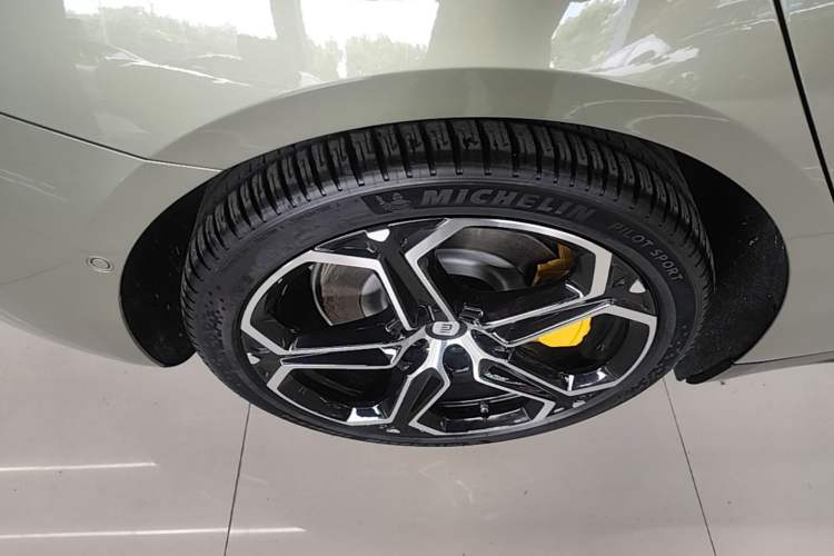 Used Xiaomi Auto SU7 2024 Rear-Drive Long-Range Intelligent Driving Version Right Rear Wheel Hub