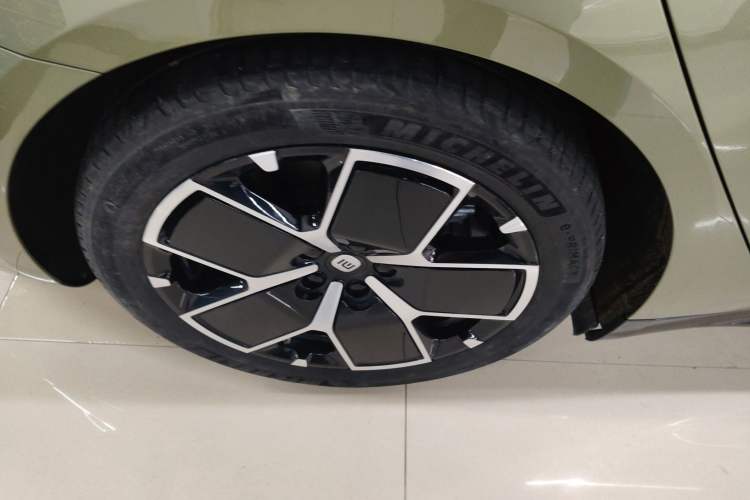 Used Xiaomi Auto SU7 2024 Rear-Drive Standard Founder Edition Right Rear Wheel Hub