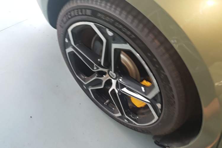 Used Xiaomi Auto SU7 2024 Four-Wheel-Drive Max Founder's Edition Right Rear Wheel Hub