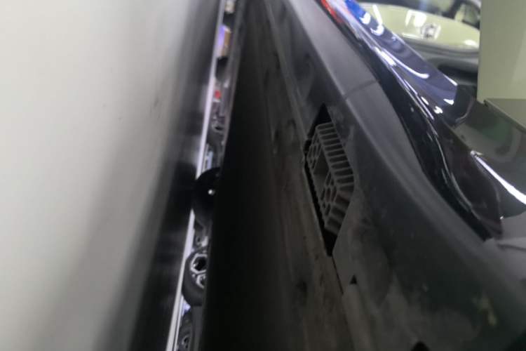 Used Xiaomi Auto SU7 2024 Rear-Drive Ultra-Long Range Advanced Pro-Level Intelligent Driving Version Right Side Sill