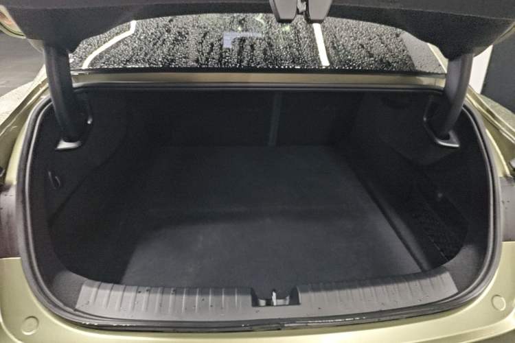 Used Xiaomi Auto SU7 2024 Four-Wheel Drive Ultra-Long Range Advanced Intelligent Driving Max Edition Trunk