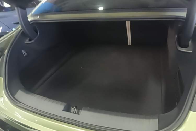 Used Xiaomi Auto SU7 2024 Four-Wheel Drive Ultra-Long Range Advanced Intelligent Driving Max Edition Trunk