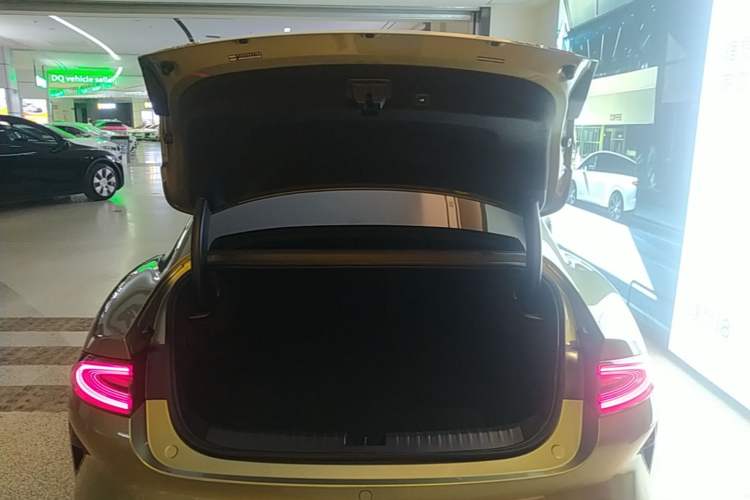 Used Xiaomi Auto SU7 2024 Four-Wheel Drive Ultra-Long Range Advanced Intelligent Driving Max Edition Trunk