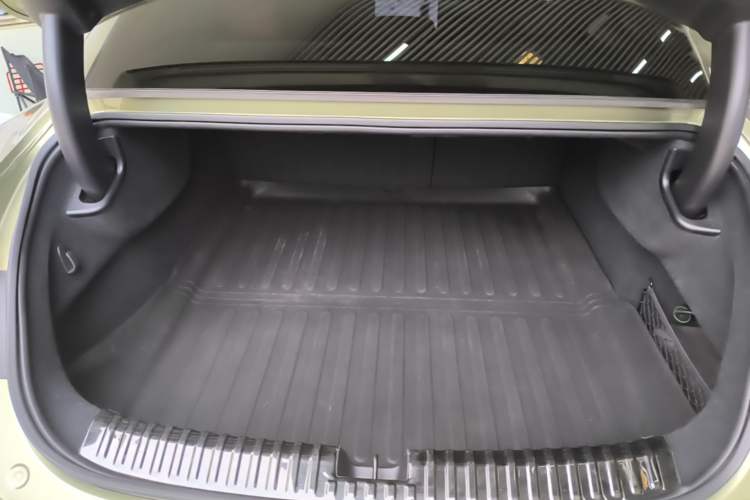Used Xiaomi Auto SU7 2024 Four-Wheel Drive Ultra-Long Range Advanced Intelligent Driving Max Edition Trunk
