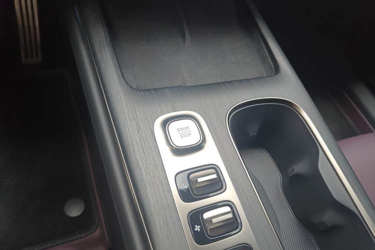 Used Xiaomi Auto SU7 2024 Four-Wheel Drive Ultra-Long Range Advanced Intelligent Driving Max Edition Vehicle Key