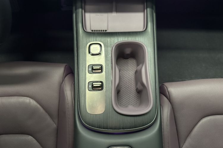 Used Xiaomi Auto SU7 2024 Rear-Drive Long-Range Intelligent Driving Version Interior 1