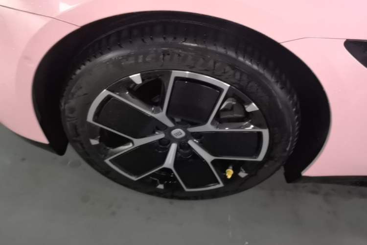 Used Xiaomi Auto SU7 2024 Rear-Drive Long-Range Intelligent Driving Version Left Front Wheel Hub