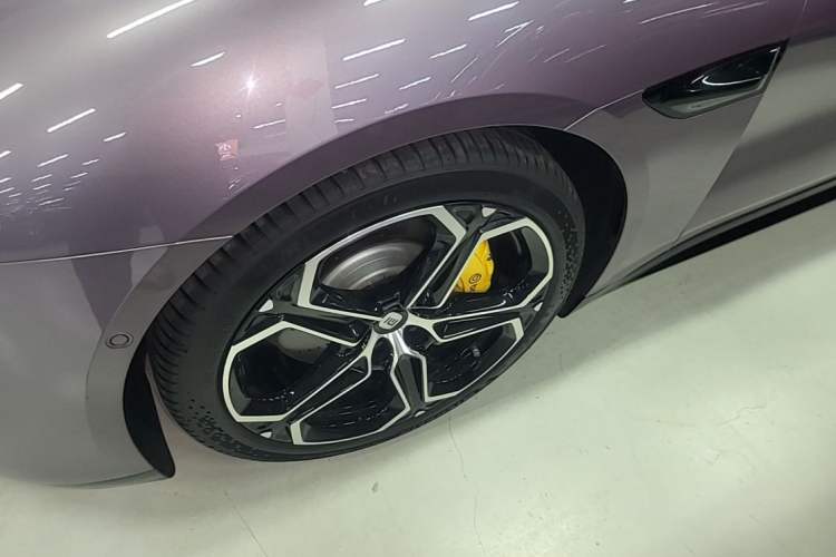 Used Xiaomi Auto SU7 2024 Four-Wheel Drive Ultra-Long Range Advanced Intelligent Driving Max Edition Left Front Wheel Hub