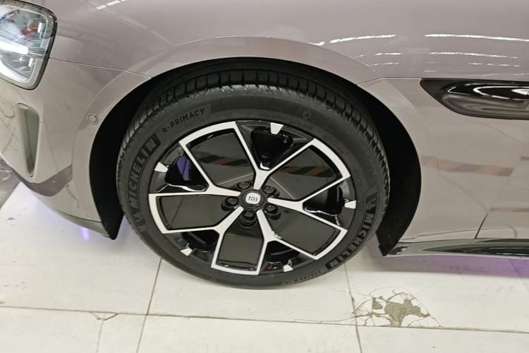Used Xiaomi Auto SU7 2024 Rear-Drive Long-Range Intelligent Driving Version Left Front Wheel Hub