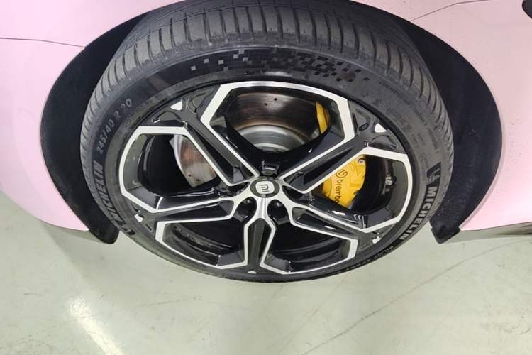 Used Xiaomi Auto SU7 2024 Four-Wheel Drive Ultra-Long Range Advanced Intelligent Driving Max Edition Left Front Wheel Hub
